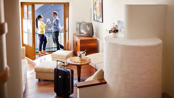 Suite, Allergy Friendly | Minibar, in-room safe, desk, soundproofing