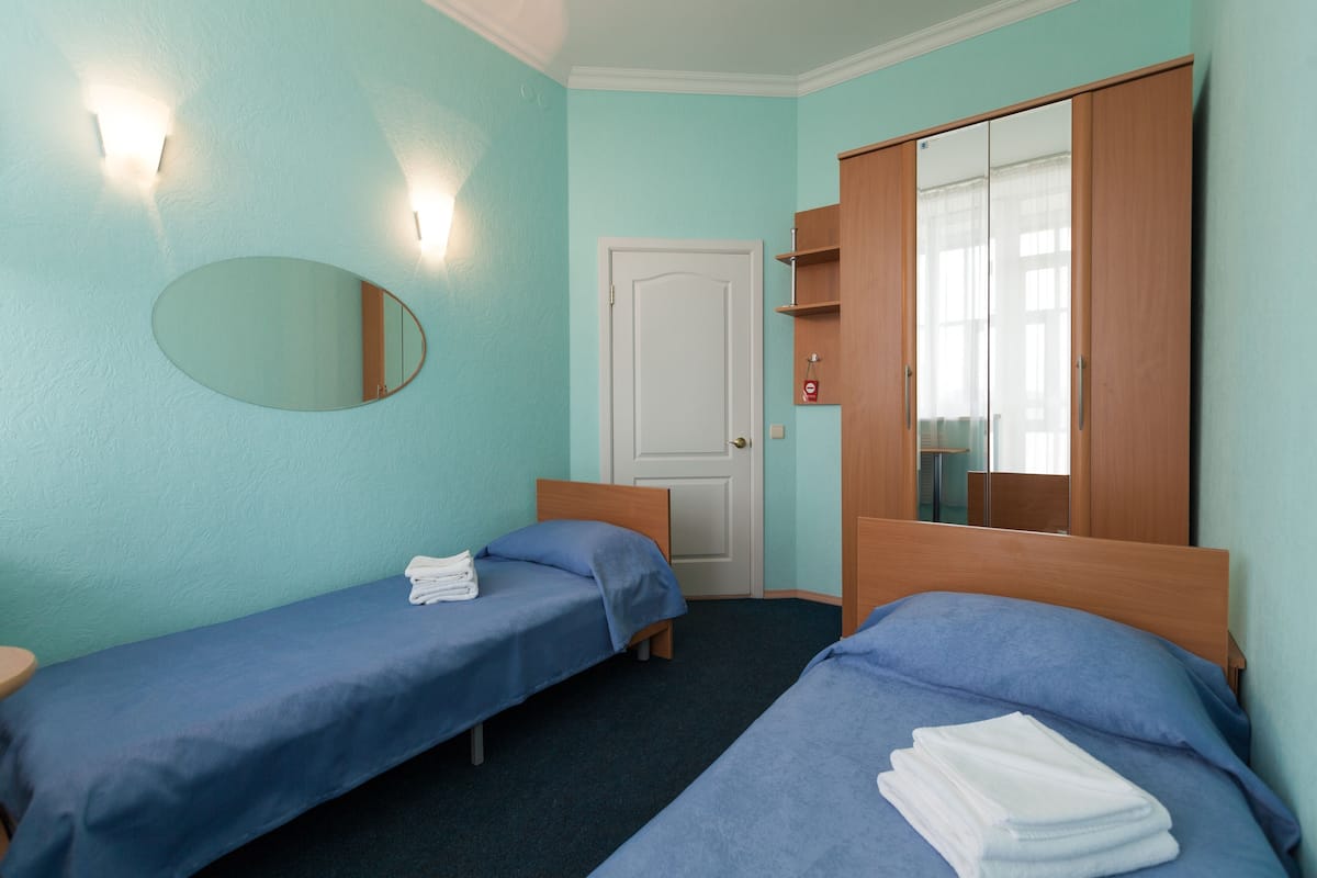 Economy-Zweibettzimmer, Gemeinschaftsbad | 1 Schlafzimmer, Verdunkelungsvorhänge, Bügeleisen/Bügelbrett