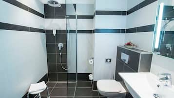 Kostenlose Toilettenartikel, Haartrockner, Handtücher