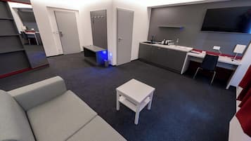 Junior Studio Suite, 1 Queen Bed with Sofa bed, Non Smoking, Courtyard View | Minibar, in-room safe, desk, laptop workspace