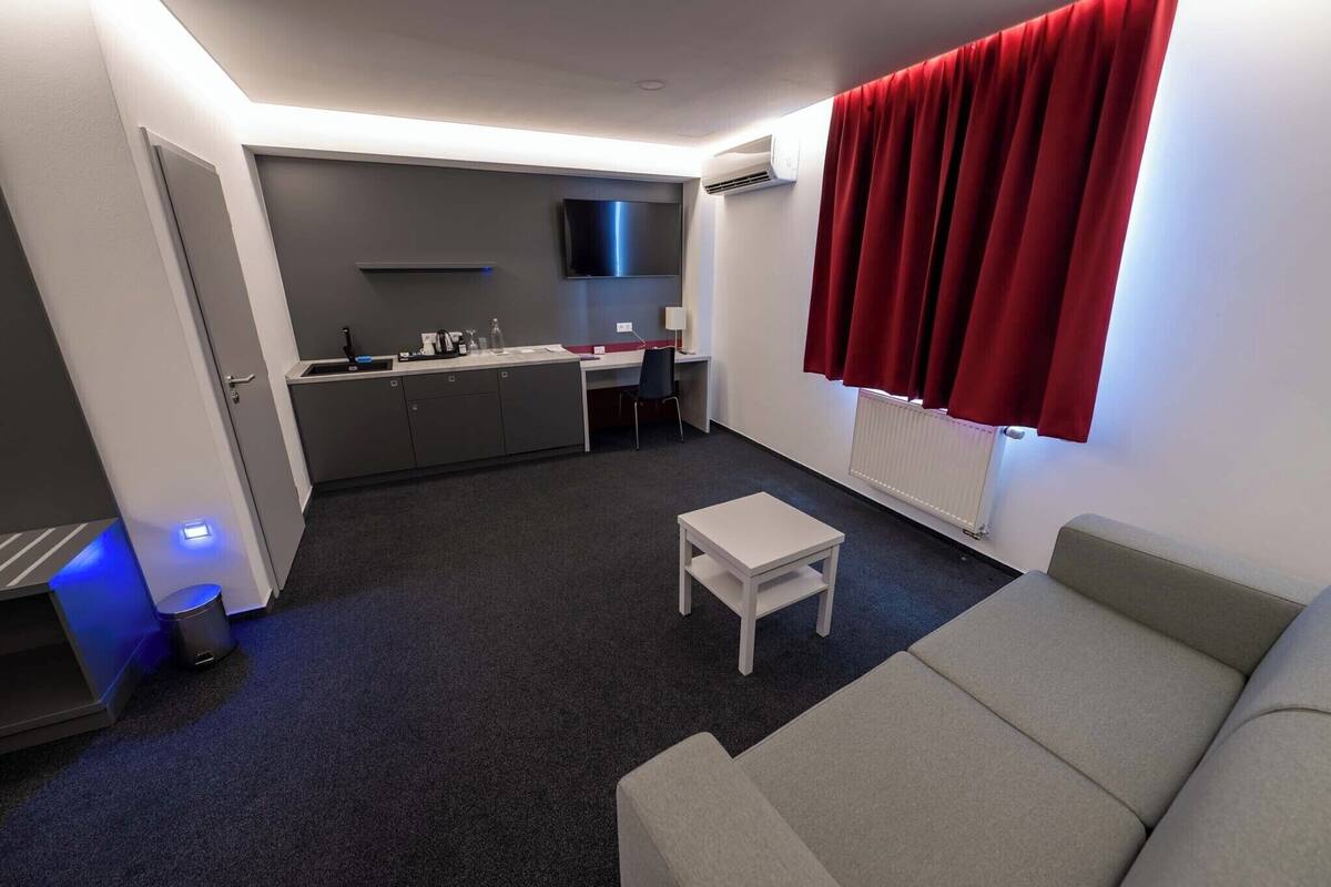 junior studio suite, 1 queen bed with sofa bed, non smoking, courtyard view | living area | flat-screen tv