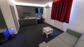 Junior Studio Suite, 1 Queen Bed with Sofa bed, Non Smoking, Courtyard View | Living area | Flat-screen TV