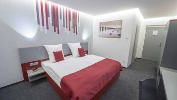 Minibaari, tallelokero huoneessa, työpöytÀ