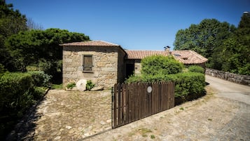 Vista frontal de la propiedad
