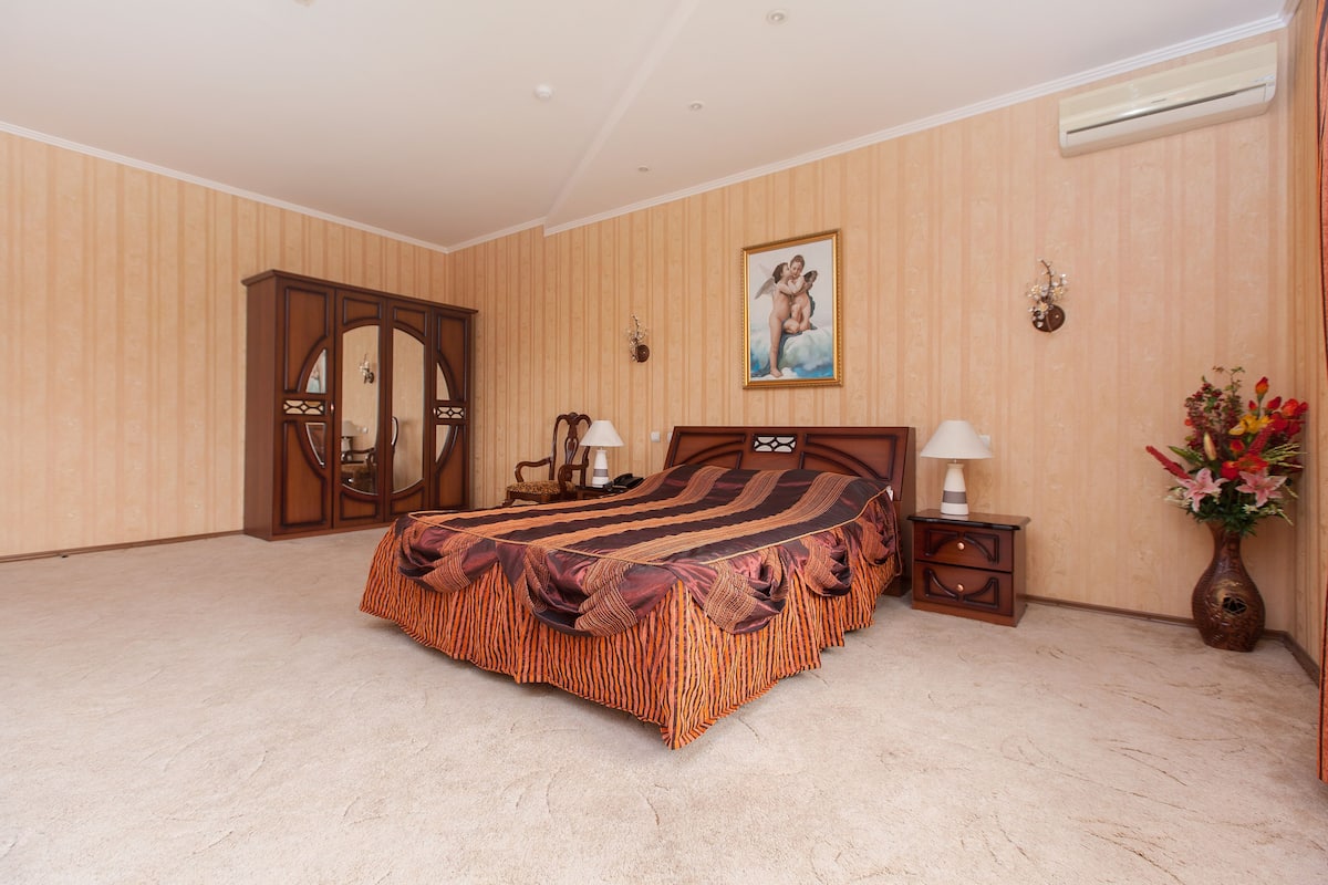 Suite | Desk, iron/ironing board, bed sheets