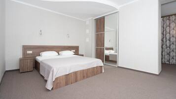 Bureau, fer et planche à repasser, draps fournis