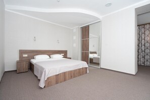 書桌、熨斗/熨衣板、床單