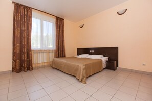 Habitación estándar con 1 cama matrimonial o 2 individuales | Escritorio, tabla de planchar con plancha, camas extra y wifi gratis 