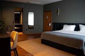 A hotel room with a bed, a desk, and a chair. - Santo Thyrso Hotel (Santo Tirso)