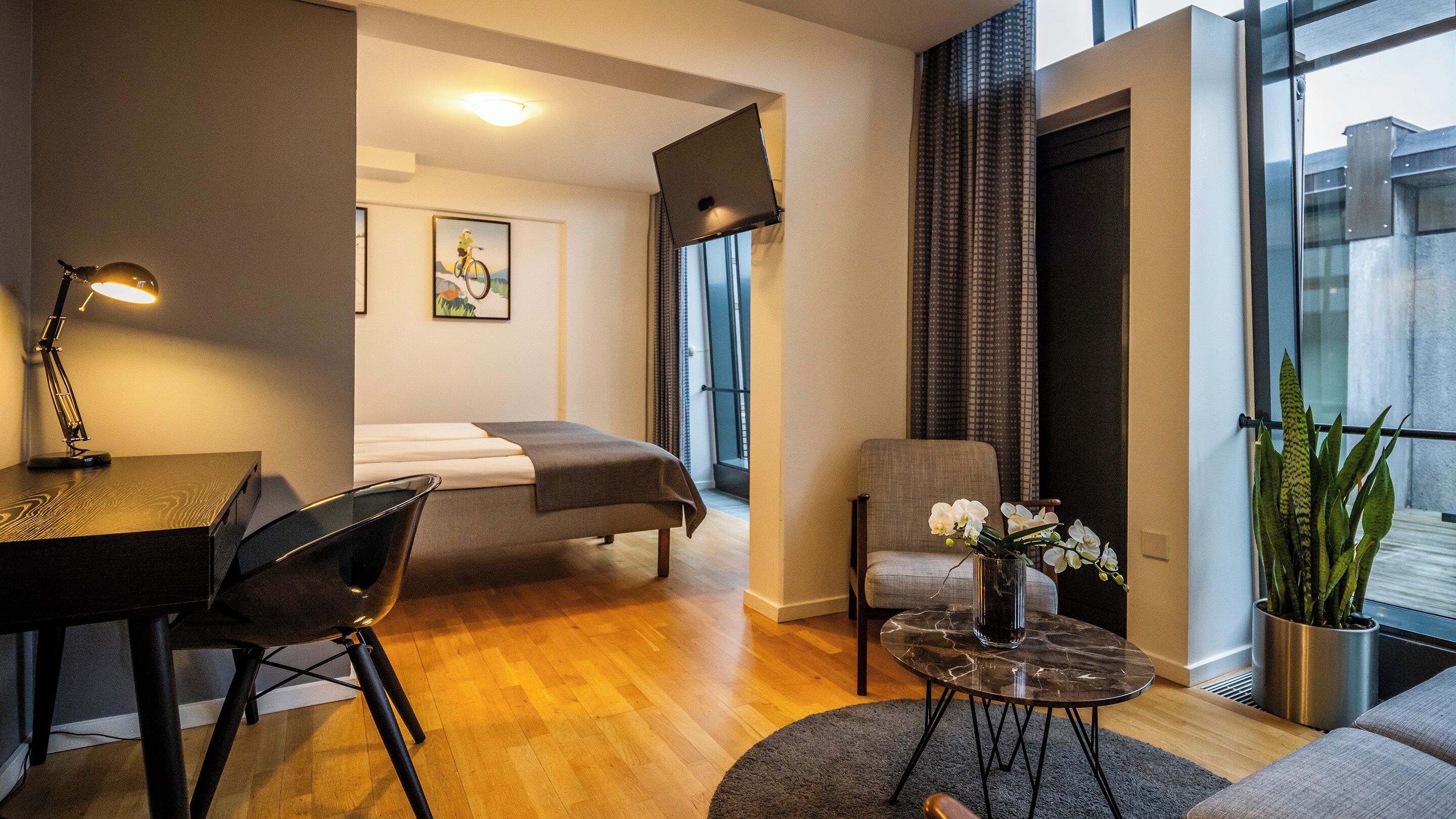 Suite | Desk, laptop workspace, WiFi (free), bed sheets