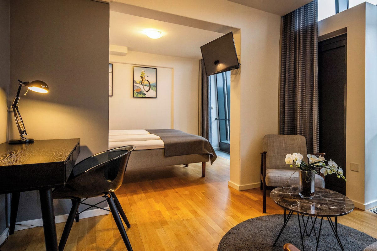 Suite | Desk, laptop workspace, WiFi (free), bed sheets
