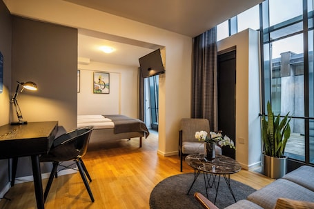 1 habitación, escritorio y espacio para trabajar con laptop