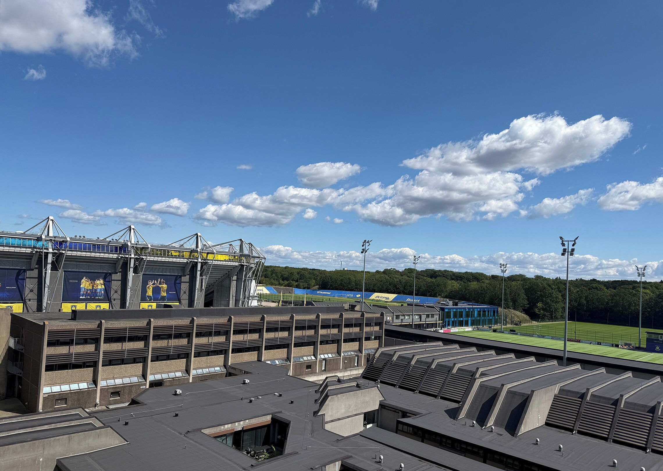 Un estadio con asientos en niveles y un gran anuncio.