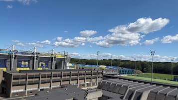 Un estadio con asientos en niveles y un gran anuncio.