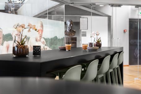 Desayuno buffet incluido todos los días . Idraettens Hus Hotel & konference