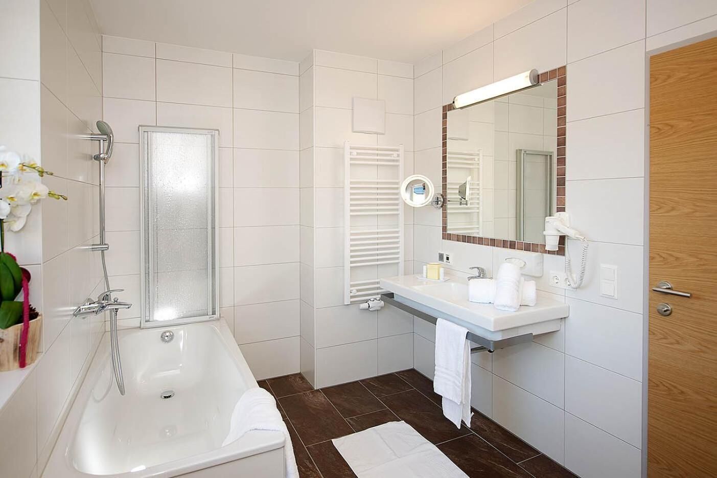 Perlengkapan mandi gratis, pengering rambut, jubah mandi, dan sandal