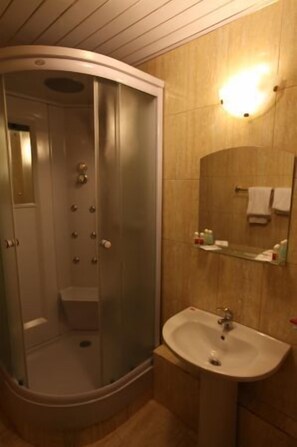 Habitación doble económica, baño compartido | Baño | Regadera, amenidades de baño gratuitas, secadora de cabello, pantuflas 