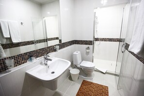Suite superior | Baño | Regadera, amenidades de baño gratuitas, secadora de cabello, pantuflas 