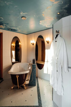 Queen Suite (East Village) | 浴室 | 免费洗浴用品、毛巾