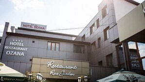 A building with signs for 'Hotel Ozana' and 'Restaurant Rose Garden'. - Ozana (Bistri?a)