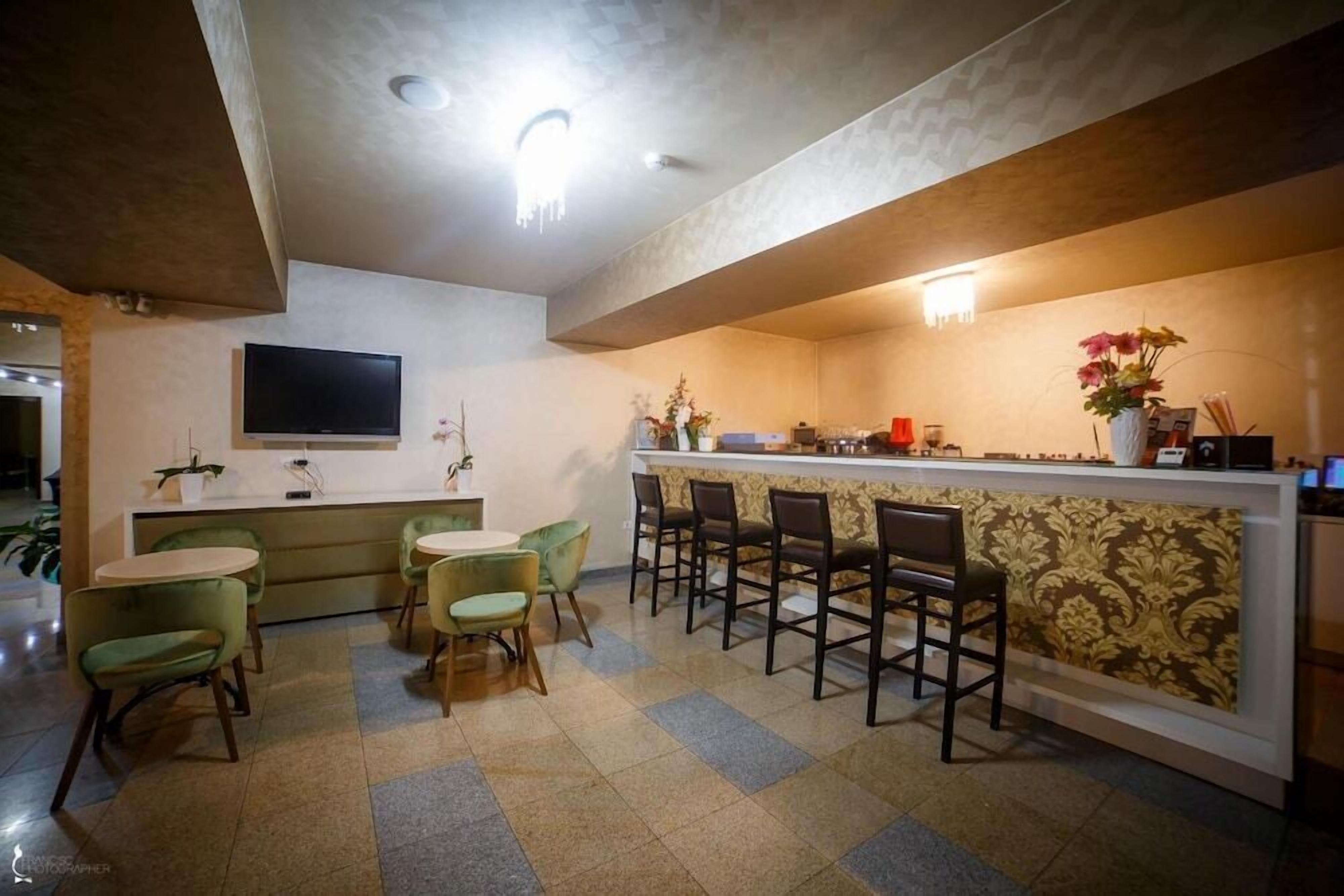 Bar (trong khuôn viên)