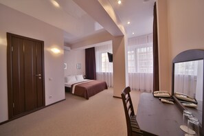 Kahden hengen comfort-huone | Tallelokero huoneessa, lisävuoteet, ilmainen Wi-Fi