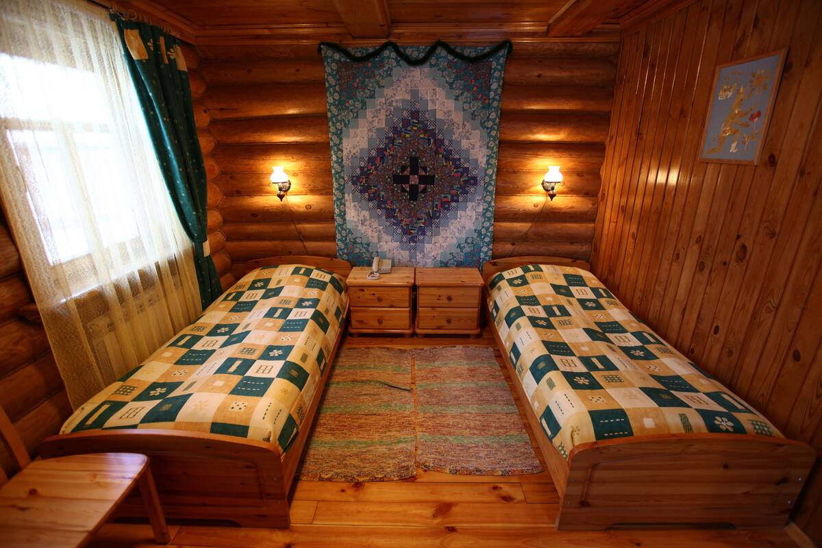 Standard Twin Room | 1 bedroom, in-room safe, soundproofing, iron/ironing board