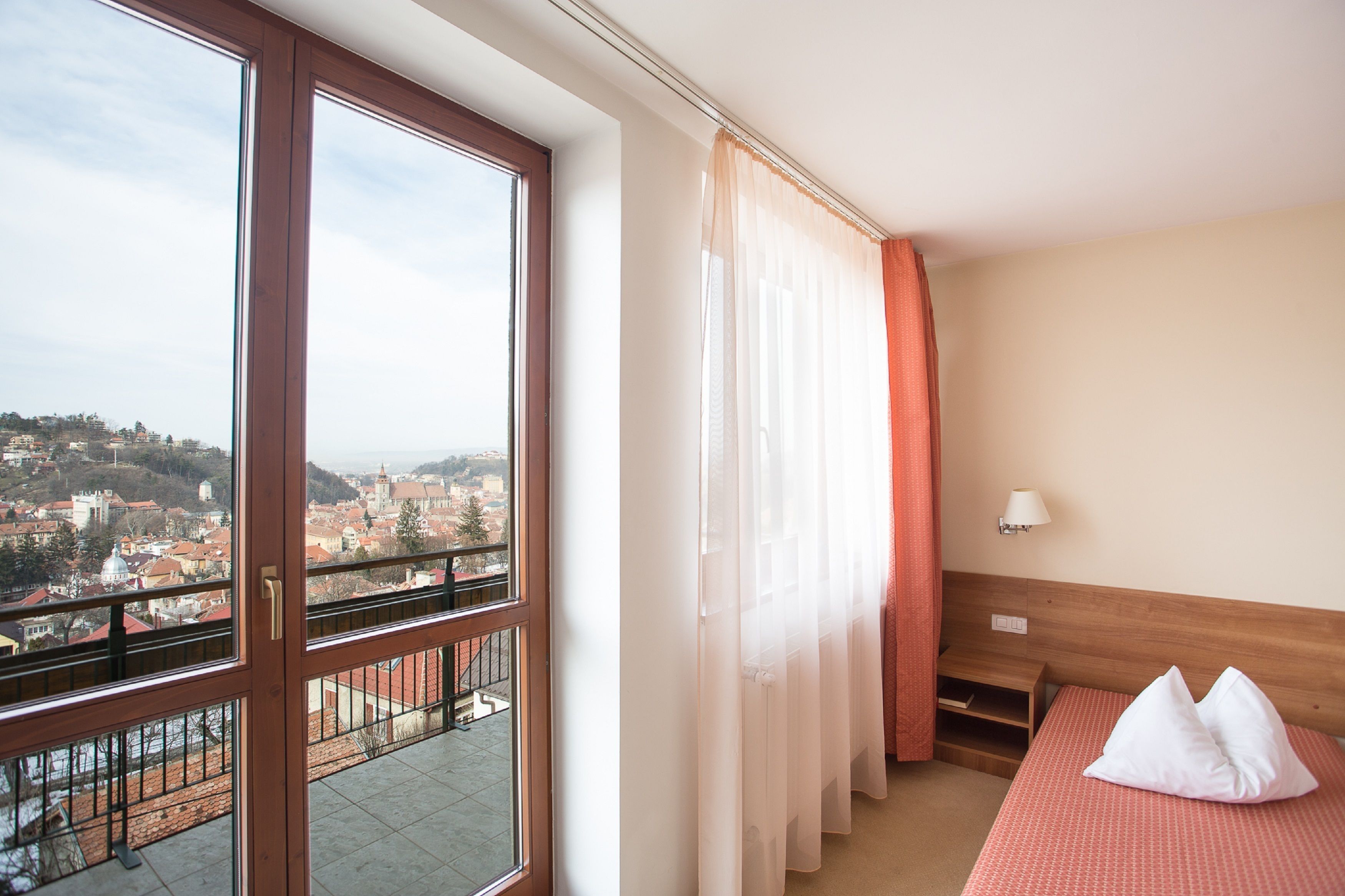 standard double room, 1 king bed | minibar, in-room safe, desk, soundproofing