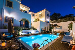 Outdoor pool, pool umbrellas, pool loungers - Castri Village - Kythira Quality Resort (Kithira)