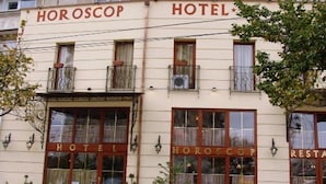A building with signs reading "HOROSCOP HOTEL" and "HOROSCOP RESTAURANT".