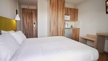 Economy Double Room | Private kitchen | Fridge, microwave, coffee/tea maker, electric kettle