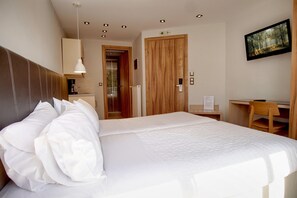 Standard Twin Room | In-room safe, desk, soundproofing, iron/ironing board