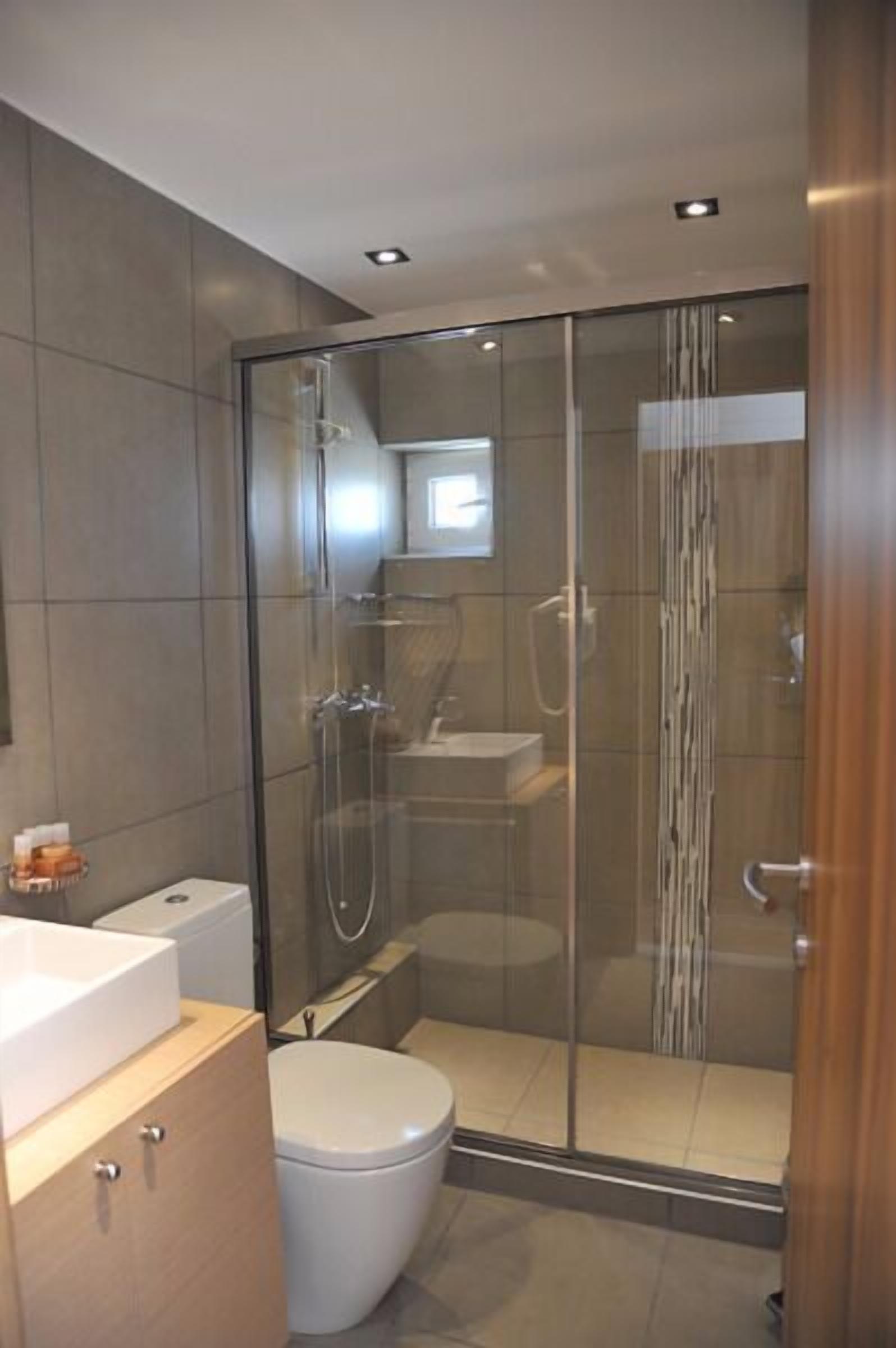 Habitación estándar doble | Baño | Ducha, artículos de higiene personal gratuitos y secador de pelo