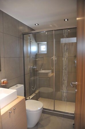 Standard Double Room | Bathroom | Shower, free toiletries, hair dryer, slippers - Elements Rooms and Apartments (Chalandri)
