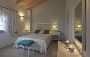 Habitación doble, vista al mar | Minibar, caja de seguridad en la habitación y escritorio