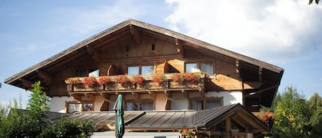 Vista frontal de la propiedad