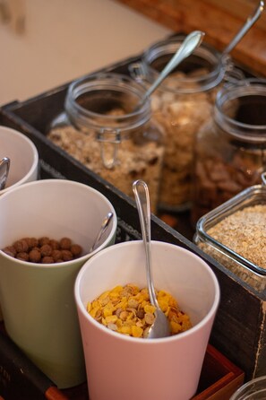 A buffet with various food items in bowls and jars. - Pension Forsthof (Sankt Johann im Pongau)