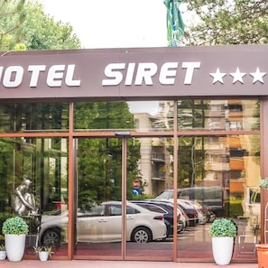 A hotel entrance with a sign reading 'HOTEL SIRET' and three stars. - Hotel Siret Mamaia (Constanta)