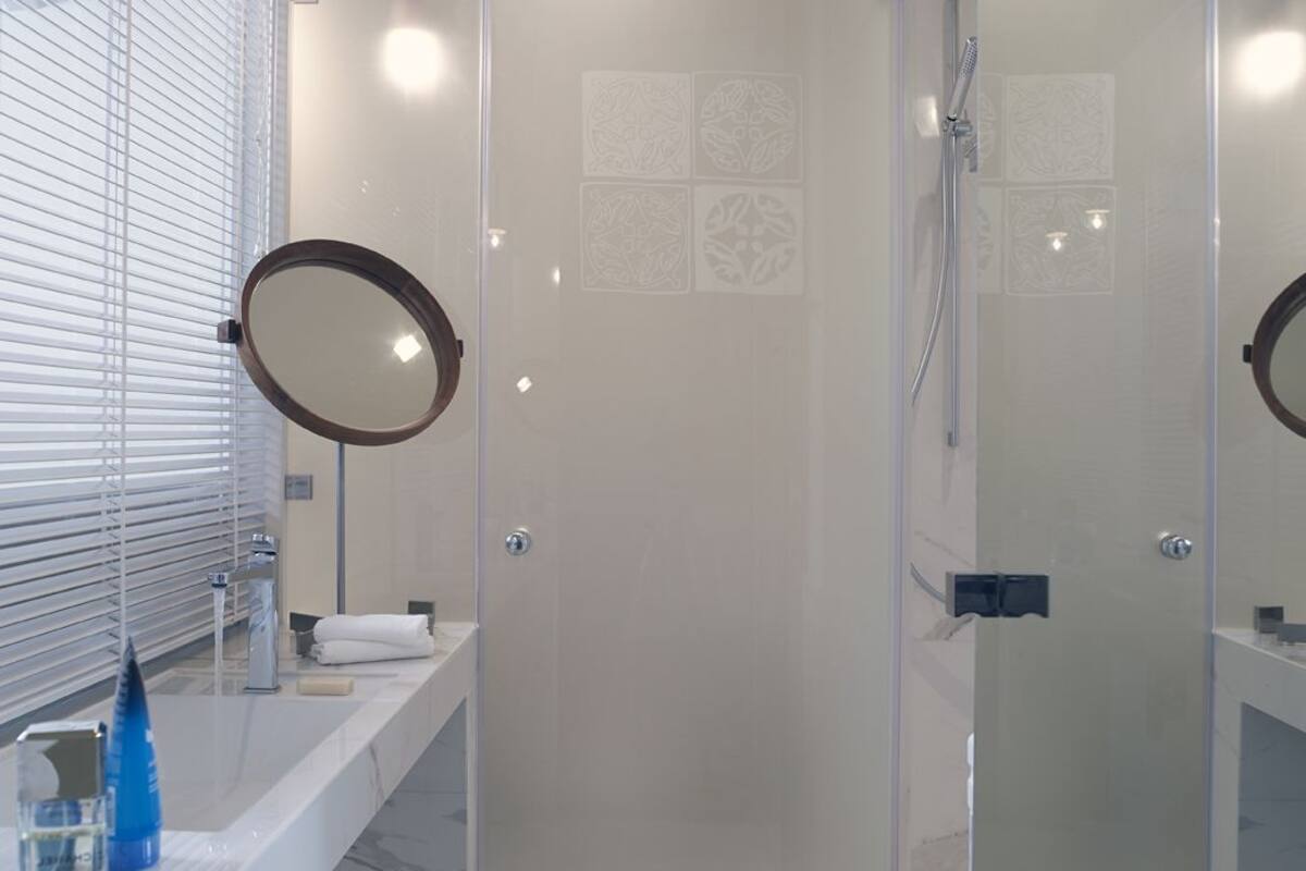 standard room | bathroom | free toiletries, hair dryer, slippers, towels