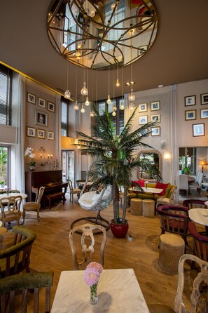 Breakfast, lunch and dinner served