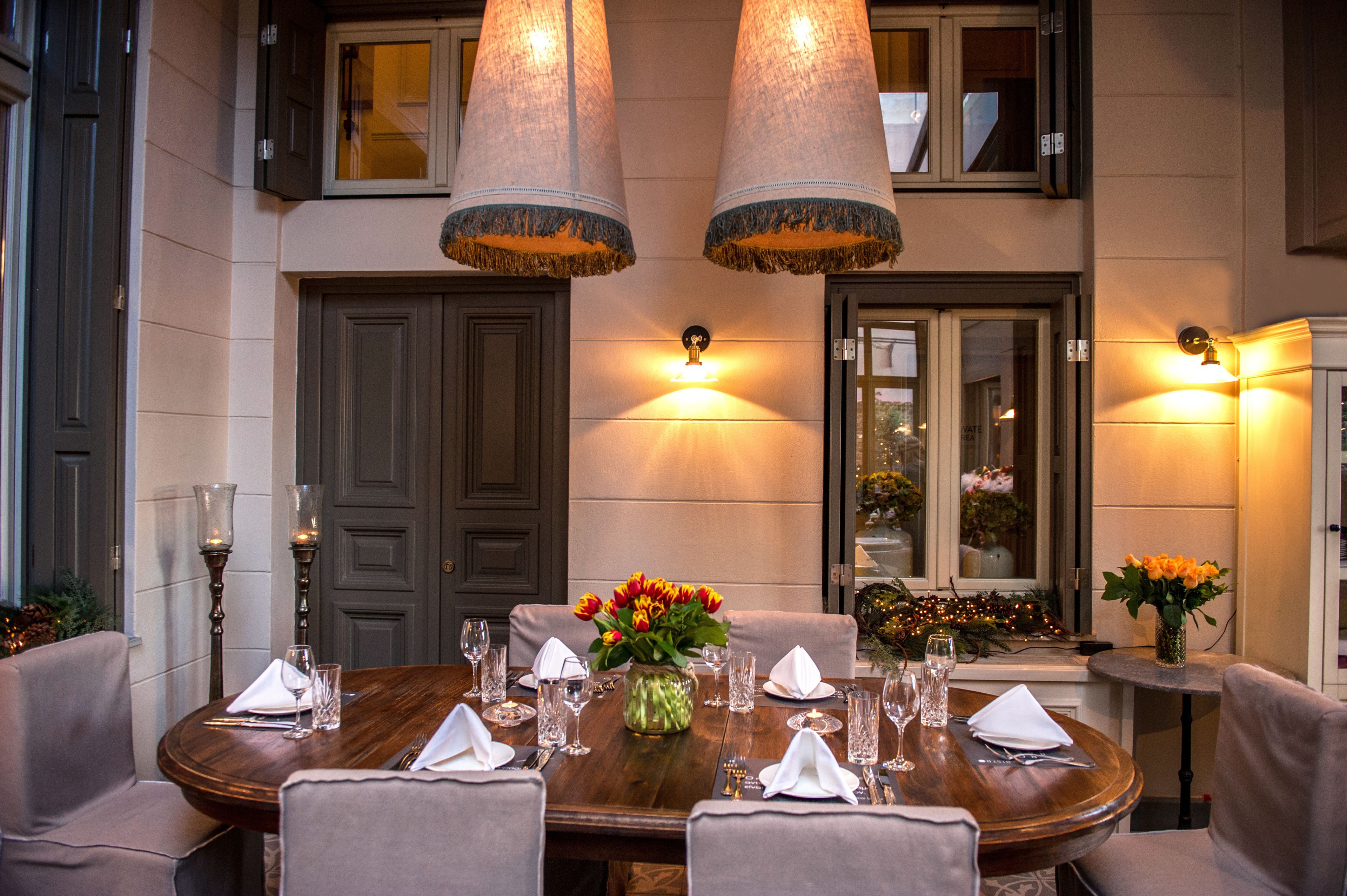 Petit déjeuner, déjeuner et dîner servis sur place