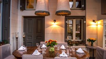 Petit déjeuner, déjeuner et dßner servis sur place