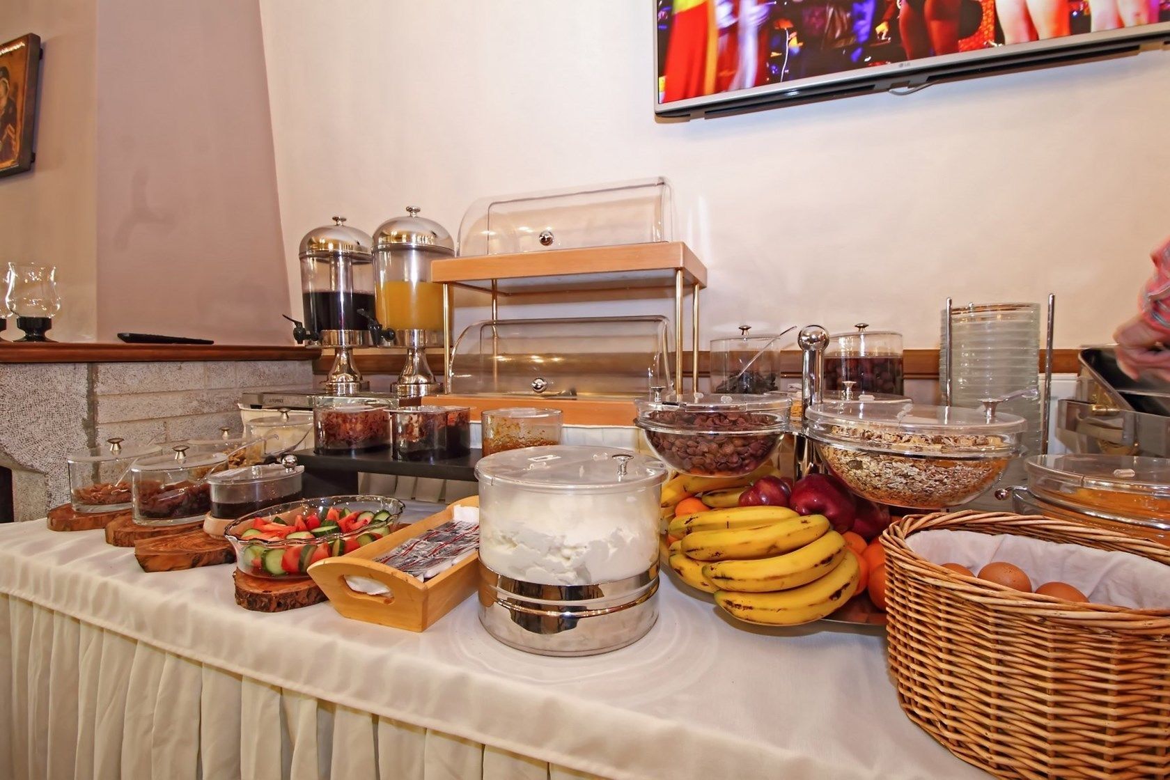 daily buffet breakfast for a fee