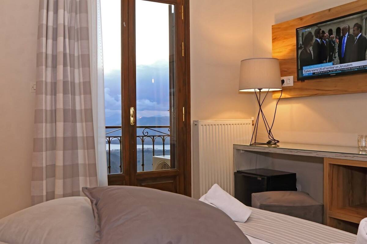 standard double/twin room with sea view | minibar, in-room safe, free wifi, bed sheets