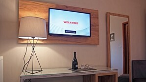 Double/Twin Room At Street Side | 客房設施服務