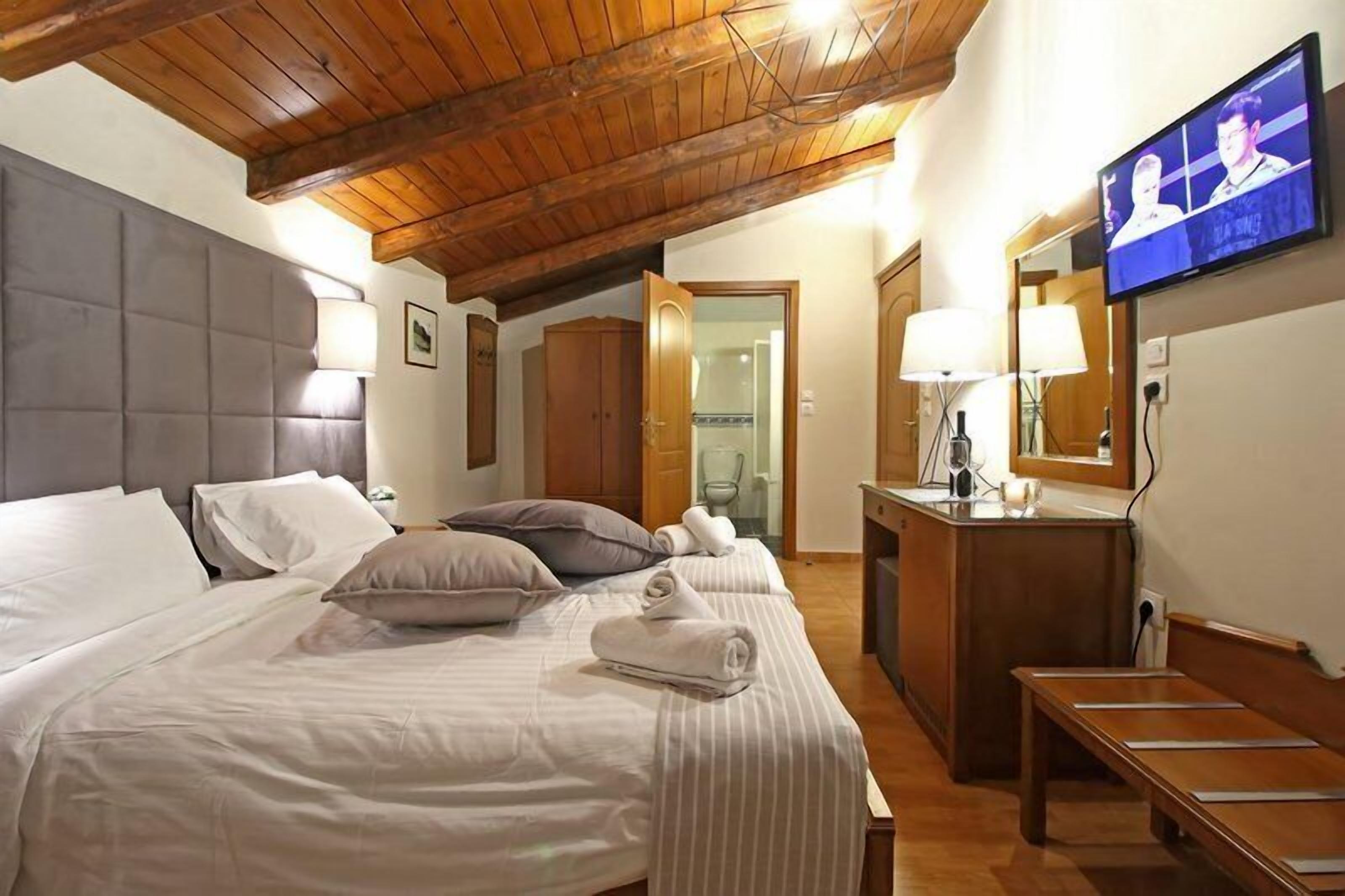 superior double/twin at street side | minibar, in-room safe, free wifi, bed sheets