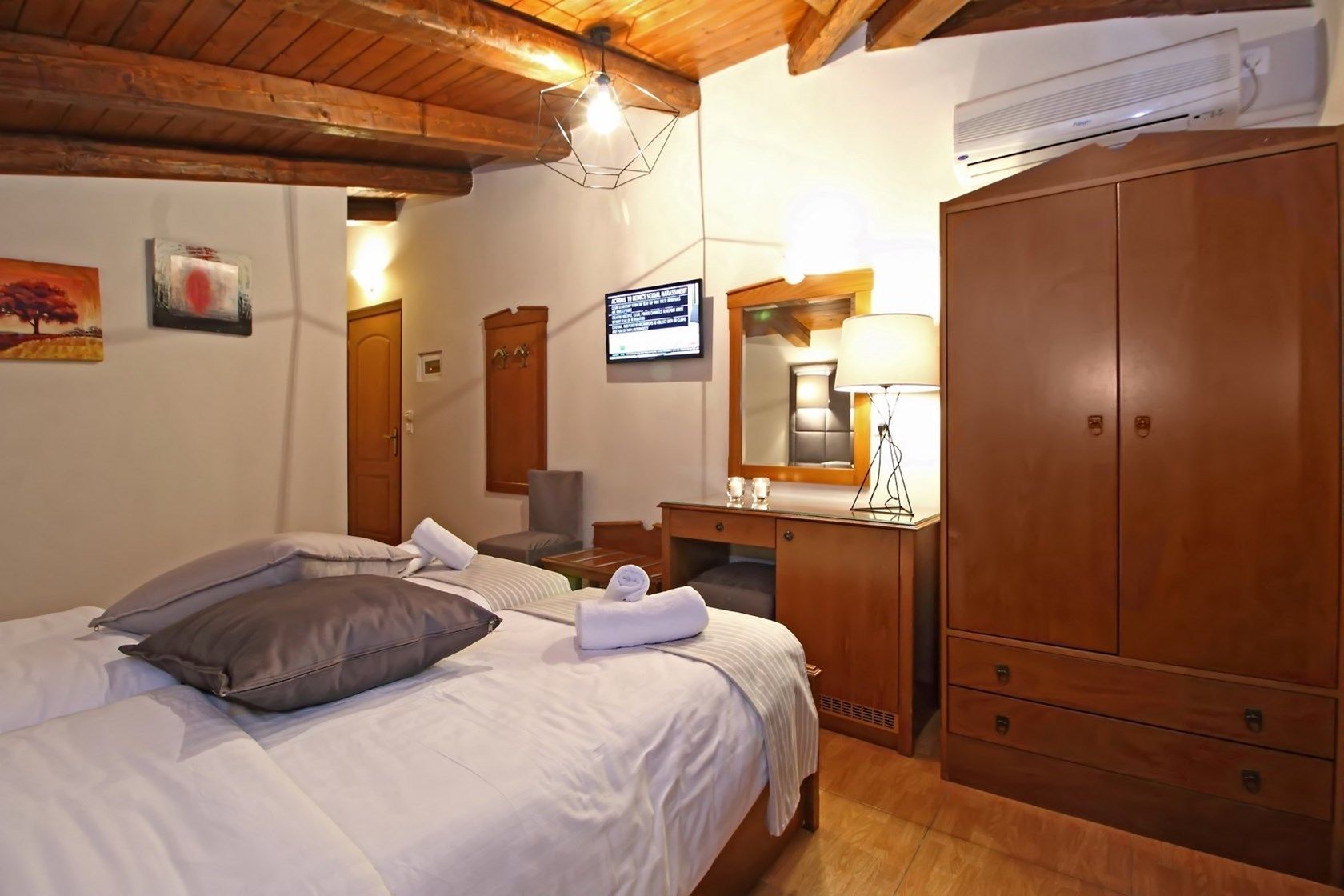 minibar, in-room safe, free wifi, bed sheets