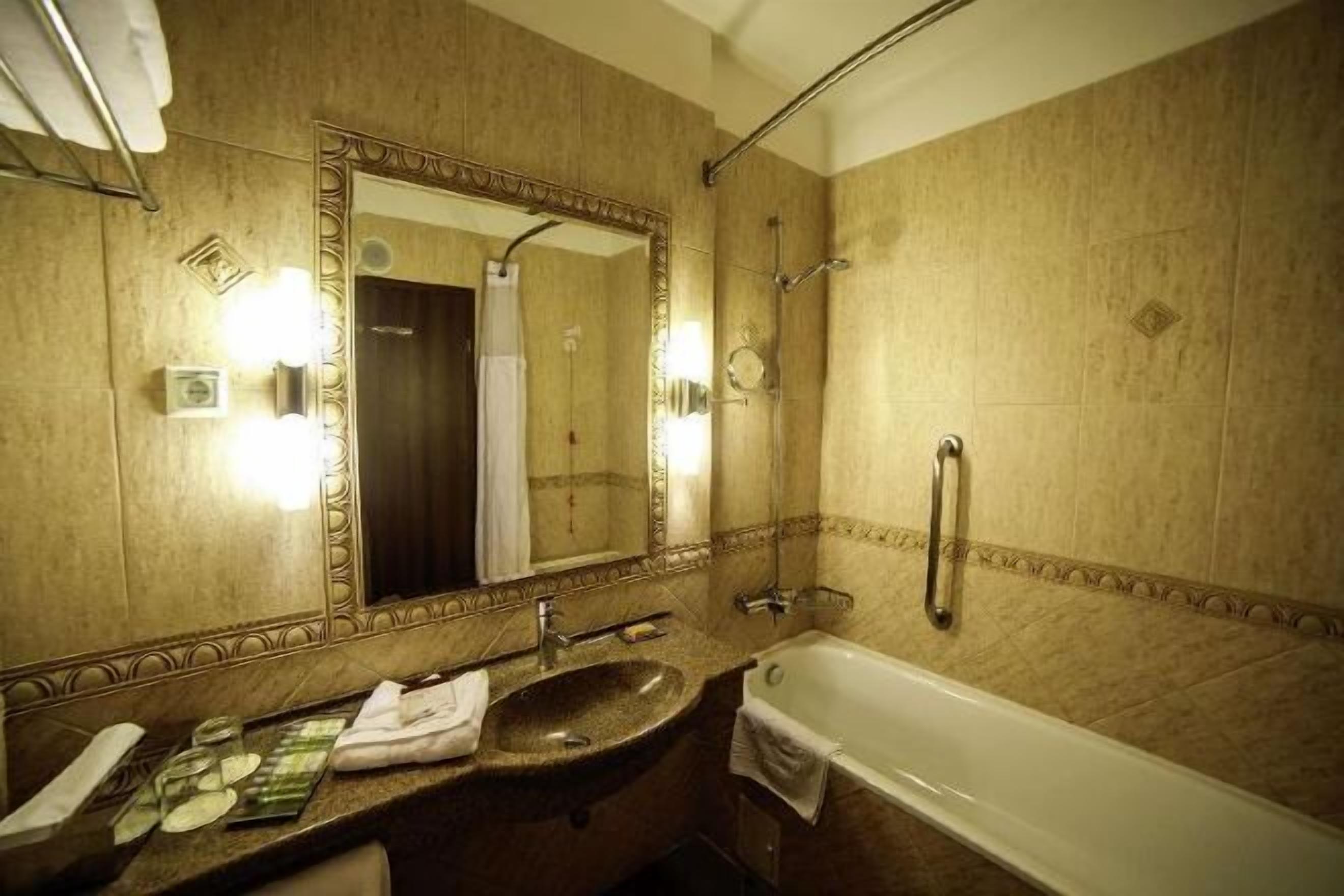 Baño | Regadera, secadora de cabello, batas, pantuflas 