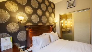 Chambre, 1 grand lit | Salle de bain | Douche, sĂšche-cheveux, peignoirs, chaussons