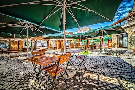 Breakfast, lunch, dinner served; international cuisine . DoubleTree by Hilton Hotel Sighisoara - Cavaler